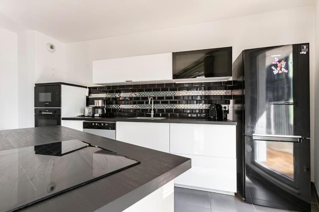 Grand Appartement , Paris La Defense Arena, 50 Metres De La Gare, 15 Min Champs Elysees Nanterre Exterior foto